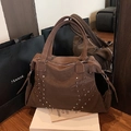 Borsa tote in camoscio marrone con borchie argentate e doppi manici dal design moderno - Marrone
