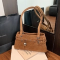 Borsa a spalla Boston in camoscio marrone con tracolle vintage e ciondoli - Marrone