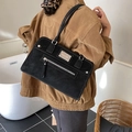 Schicke schwarze Schultertasche aus mattem Wildleder-Imitat mit Reißverschluss-Details - Schwarz