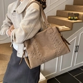 Borsa tote in camoscio kaki con borchie argentate a motivo V e spallina morbida - Marrone
