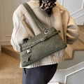 Borsa Boston verde oliva retrò con cinturini con occhielli e ciondolo a stella a spalla - Verde