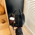 Bolso tipo cubo negro con pespuntes blancos en contraste y colgante de peluche - Negro con colgante