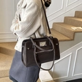 Dunkelbraune Retro-Umhängetasche aus mattem Kunstleder mit geräumigem Fach und Metallplakette - Braun
