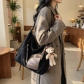 Borsa hobo scamosciata nera con tasca in pelle marrone e ciondolo orsetto di peluche - Nero con ciondolo