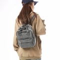 Klassischer grauer Rucksack aus gewaschenem Denim für Studenten mit Reißverschlusstasche - Grau