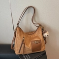 Borsa hobo vintage in pelle scamosciata marrone scuro con tasca in pelle e ciondolo a cucciolo - Marrone con ciondolo