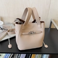 Bolso tipo cubo chic en cuero beige con cierre plateado y cordón ajustable - Caqui