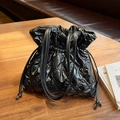 Sac seau en duvet matelassé noir brillant avec cordon de serrage et bandoulières - Noir