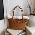 Sac cabas en daim marron avec bordure en fourrure blanche et boucle métallique décorative - Marron