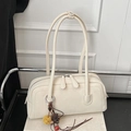 Cremeweiße Bowling-Handtasche aus Softleder mit buntem Quastenanhänger und Perlen-Detail - Mit Anhänger / Weiß
