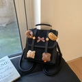 Detail van zwarte matte rugzak met schattige pluchen bedeltjes en verstelbare bandjes - Zwart