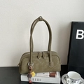 Bowlingtasche aus olivgrünem Leder mit weißen Nähten und Blumenanhänger-Accessoire - Mit Anhänger / Grün