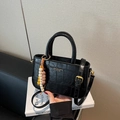 Borsa a tracolla nera retrò effetto coccodrillo con ciondolo etnico in legno colorato - Con Ciondolo / Nero
