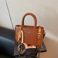 Borsa a mano marrone coccodrillo con ciondolo di perline e tracolla regolabile - Con Ciondolo / Marrone Giallastro