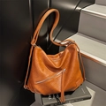 Borsa a spalla marrone caramello in pelle stropicciata con nappe e tracolla larga - Marrone