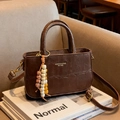 Borsa a tracolla marrone scuro con stampa coccodrillo, ciondolo e logo dorato elegante - Con Ciondolo / Marrone