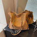 Borsa tote trapuntata color caramello con cuciture bianche e catena dorata - Marrone