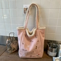 Bolso tipo cubo de felpa rosa con ribete de lana de cordero y bordados de caballos - Rosa