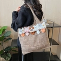 Borsa tote in maglia marrone con ciondoli a gatto in peluche e trama traforata - Cachi
