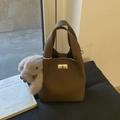 Borsa a secchiello marrone in pelle grana litchi con chiusura a scatto e ciondolo a coniglio - Con Ciondolo / Marrone