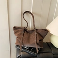 Große Retro-Tragetasche in Dunkelbraun aus Wildlederoptik mit silbernen Schnallen für Damen - Braun