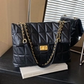 Elegante schwarze gesteppte Umhängetasche mit goldener Metallschließe und Kettenriemen - Schwarz