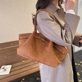 Braune Tragetasche aus Wildlederimitat mit Metallschloss und Kordelzug im Casual-Stil - Braun