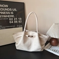 Große beige Wildleder-Einkaufstasche mit Metallschnalle für den Alltag und Beruf - Gebrochenes Weiß