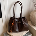 Borsa tote vintage marrone scuro con texture a pieghe e nappina di perline di legno - Con Ciondolo / Caffè con Ciondolo