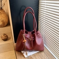 Borsa tote vintage bordeaux con coulisse in pelle e ciondolo con nappa decorativa - Con Ciondolo / Rosso Vino Con Pendente