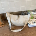 Elegante borsa hobo in ecopelle bianco crema con tracolla regolabile e nappa - Bianco