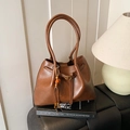 Borsa tote vintage caramello scuro con coulisse e dettaglio nappa con perle in legno - Con Ciondolo / Marrone con ciondolo
