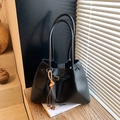 Borsa tote nera minimalista con nappa in perline di legno vintage e tracolle sottili - Con Ciondolo / Nero con ciondolo
