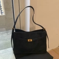 Borsa tote minimalista in pelle scamosciata nera con chiusura dorata e tracolla - Nero