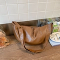 Borsa a mezzaluna in finta pelle marrone con grana litchi e tracolla regolabile - Marrone