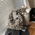 Pluche hobo tas met luipaardprint en geplooid handvat van zacht imitatiebont - Luipaardprint