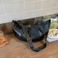 Grande borsa hobo nera a mezzaluna con tracolla regolabile e finitura strutturata - Nero
