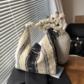 Winterse gestreepte teddy shopper in beige en grijs met getextureerd handvat - Gestreept