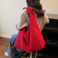 Bolso hobo grande de pana roja para mujer mostrado en modelo para el uso diario común - Rojo