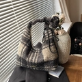 Grote winterse pluche shopper met donkergrijs ruitpatroon en geknoopte handgreep - Ruit
