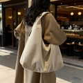 Bolso tote minimalista de pana beige para mujer con estilo hobo informal al hombro - Blanco Roto