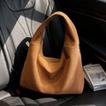 Bolso tote hobo de pana marrón caramelo para mujer sobre un asiento de cuero para automóvil - Marrón