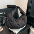 Bolso bandolera negro de media luna con acolchado de corazones y cordón ajustable - Negro