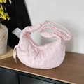 Bolso media luna rosa acolchado con corazones, correa plisada y cremallera plateada - Rosa
