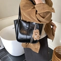Vintage Eimertasche aus schwarzem Kunstleder mit einem süßen Plüsch-Hundeanhänger - Schwarz mit Anhänger
