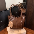Dunkelbraune Retro-Bucket-Bag aus PU-Leder mit Plüschbär-Anhänger und feinen Riemen - Braun mit Anhänger