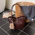 Dunkelbraune Retro-Eimertasche aus Öl-Wachs-Leder mit niedlichem Plüschbären-Anhänger - Kaffee mit Anhänger