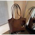 Dettaglio borsa tote vintage in pelle marrone goffrata coccodrillo con ciondolo e logo - Con Ciondolo / Marrone
