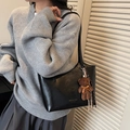 Borsa tote classica nera in pelle sintetica lucida con un simpatico ciondolo a forma di orso - Nero (con pendente)