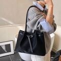 Sac fourre-tout minimaliste en similicuir tressé noir avec boucle argentée sur modèle - Noir
